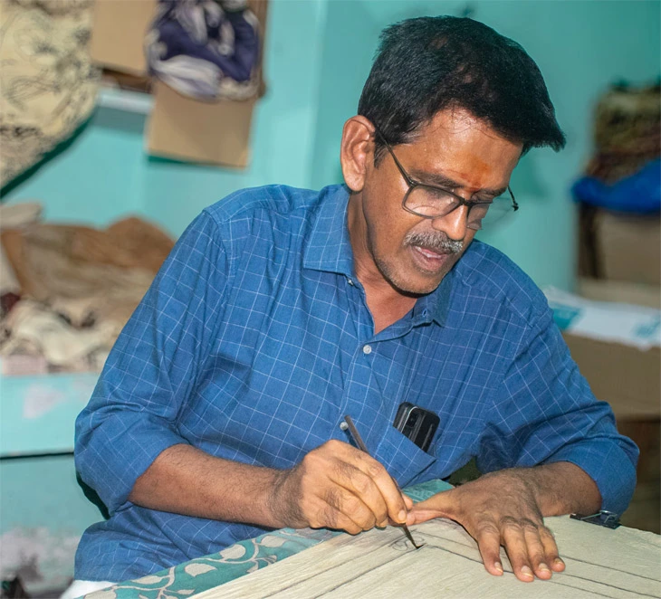 Kalamkari artist Bojja Chiranjeevi Krishna. Kalamkari artist Bojja Chiranjeevi Krishna.