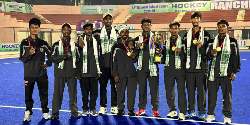 Jharkhand players proudly display their SGFI Gold medals and the trophy. Team captain Ghuran Lohra stands fifth from the right.* Jharkhand players proudly display their SGFI Gold medals and the trophy. Team captain Ghuran Lohra stands fifth from the right.*
