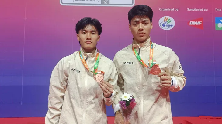  Lalramsanga (left) and Lalthazuala pose with their team bronze medal at the ongoing BWF World Junior Championships 2025. | Photo Credit: Nihit Sachdeva 