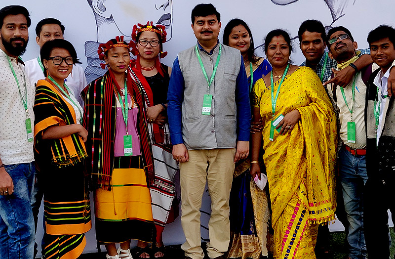 Sharda Gautam with the Antaran Artisan weavers at the Lakme Fashion Week Sharda Gautam with the Antaran Artisan weavers at the Lakme Fashion Week
