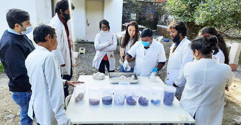 Preparing traditional lime compositions for stone conservation and joining.