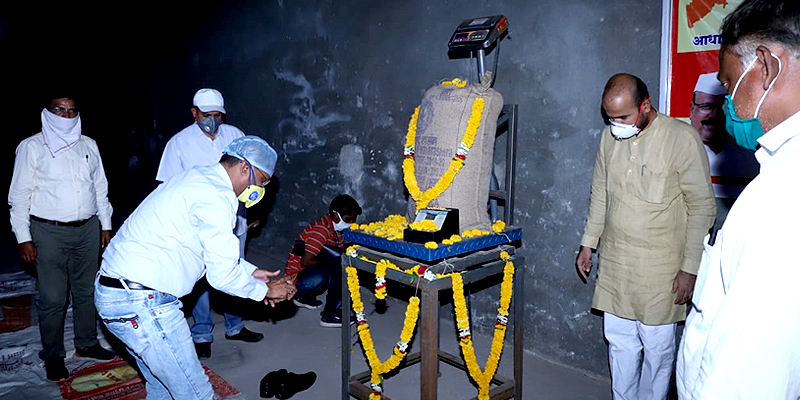 Shri Abdul Sattar, Guardian Minister for Dhule district and Minister of State for Revenue and Rural Development, inaugurating an authorised support price purchase shop at Sillod, Maharashtra