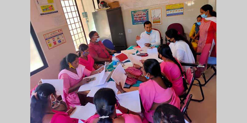 A group of ASHAs get hands-on training on the app