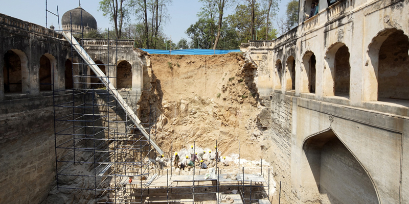 Rebuilding the stone masonry wall at the Badi Baoli