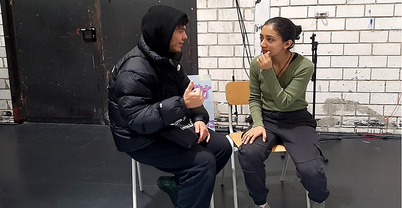 Interactive session with student Jasmine Yadav during the 7th Dance Education Biennale, Hamburg. Her current research looks at dance as a system of care and support for the body. Interactive session with student Jasmine Yadav during the 7th Dance Education Biennale, Hamburg. Her current research looks at dance as a system of care and support for the body.