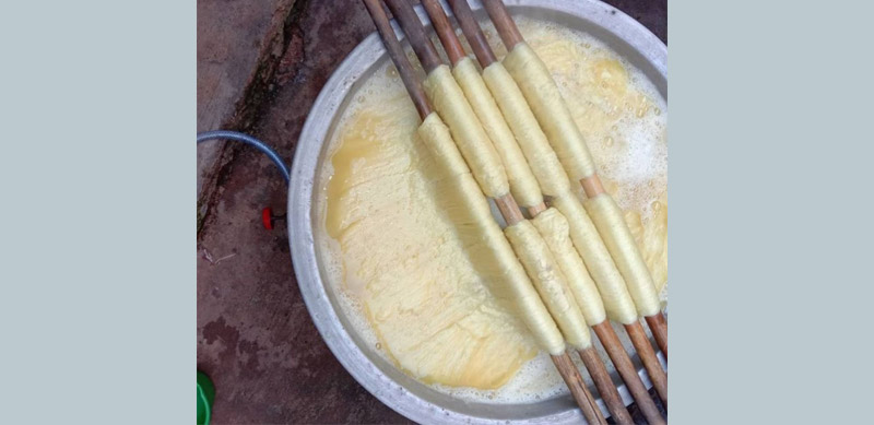 Dyeing hand spun threads naturally