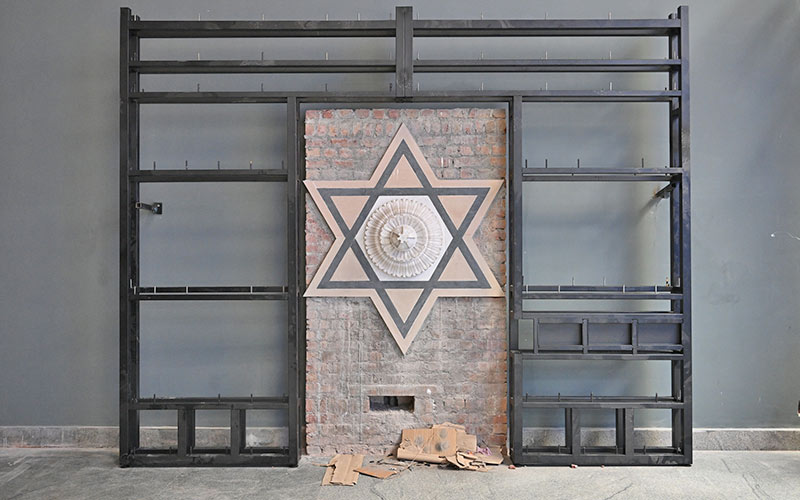 Installation of the architectural replica of the marble six-pointed star at the conservation gallery of the Humayun’s Tomb Site Museum
