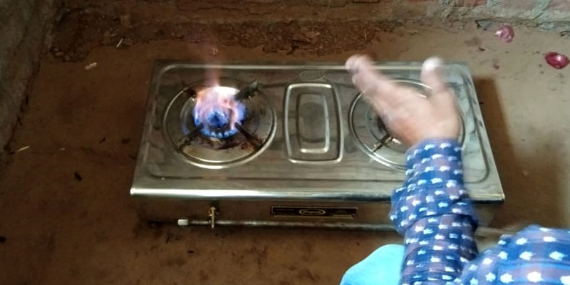 Demonstration to encourage families to use a gas stove