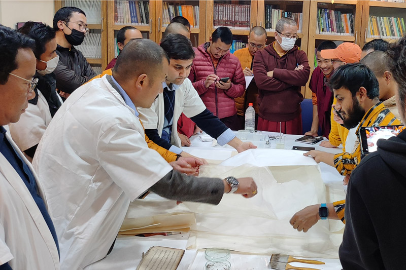 Selecting the appropriate tissue paper for repairing and strengthening old paper documents