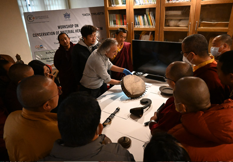 Demonstrating handling of art objects to the participants