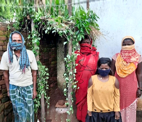 Dhaneshwari Devi’s proud family in front of their newly installed matka incinerator shed Dhaneshwari Devi’s proud family in front of their newly installed matka incinerator shed
