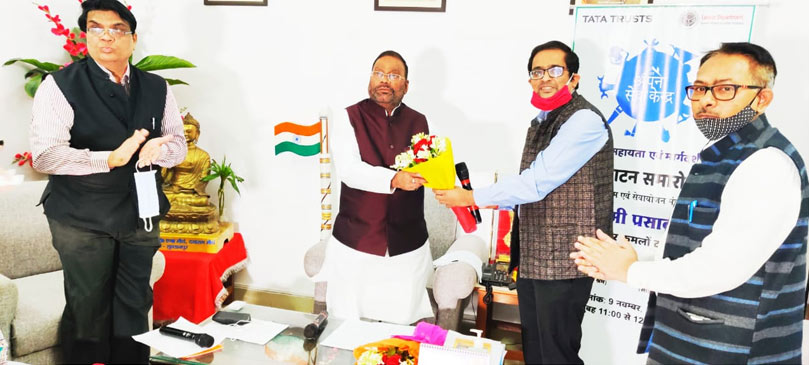 Salil Srivastava, State Programme Officer, Migration Support Programme, Tata Trusts, welcoming Swami Prasad Maurya, Cabinet Minister, Labour, Employment and Coordination, Government of Uttar Pradesh, at the launch of the Tata Trusts’ Mission Gaurav Programme
