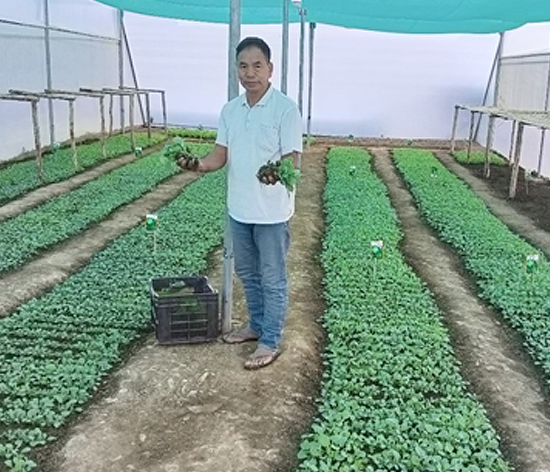 Ayenmongba Chang received the Best Beekeeper Award on December 5, 2023
