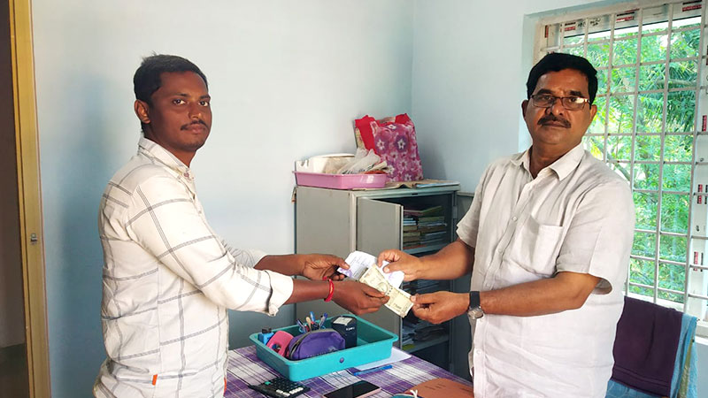 Vurumulu Pavan depositing his community contribution to Senapati Rajasekhar