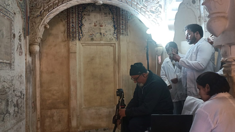 Visiting faculty Sanjay Dhar demonstrating mosaic photography for documentation of wall paintings