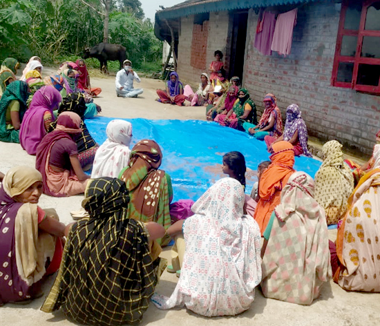 Women from Polisimal village being educated about the piped water supply project / Training session for women in Polisimal village