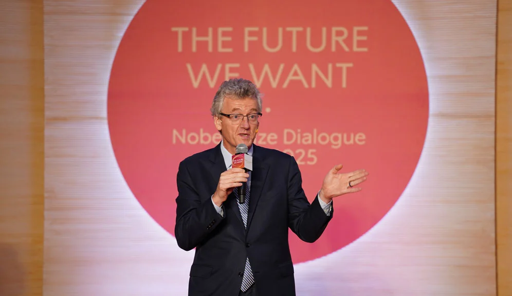 Nobel Laureate David MacMillan delivers a talk on “Catalysing Scientific Breakthroughs”, sharing insights from his pioneering work in chemistry with the Mumbai audience at the Nobel Prize Dialogue India 2025.