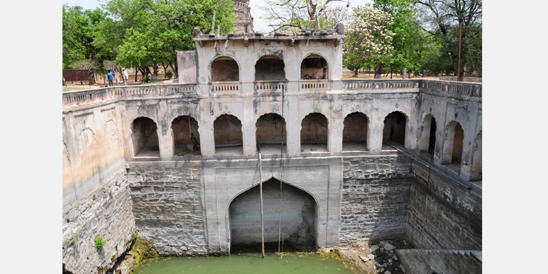The water levels at the Badi Baoli before conservation.