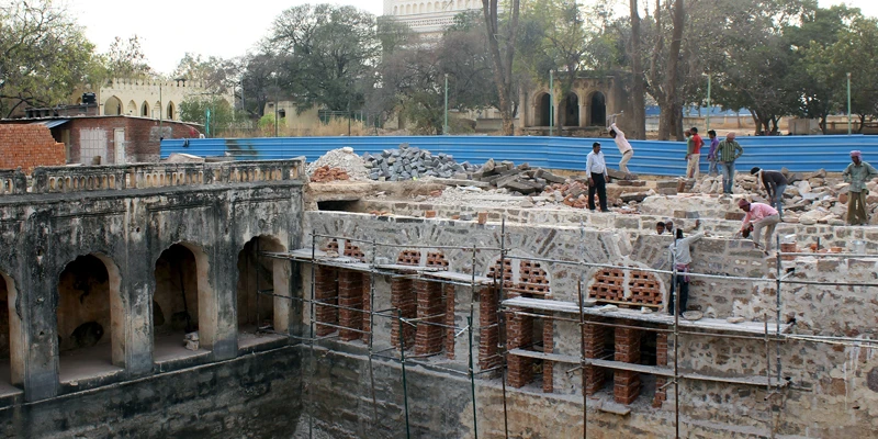 Reconstructing the arcade at the Badi Baoli.